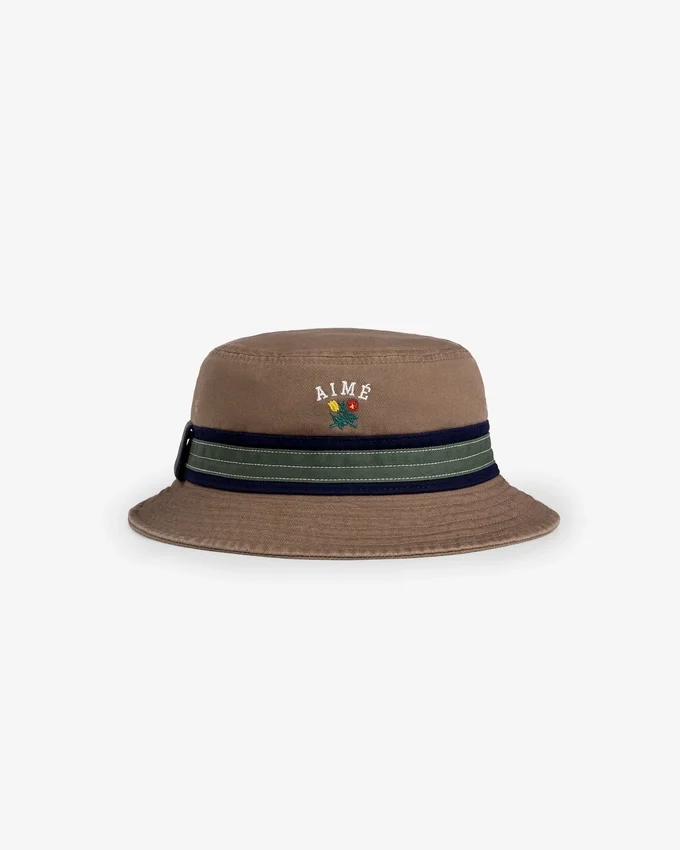 Chapeau seau avec écusson
