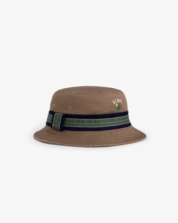 Chapeau seau avec écusson